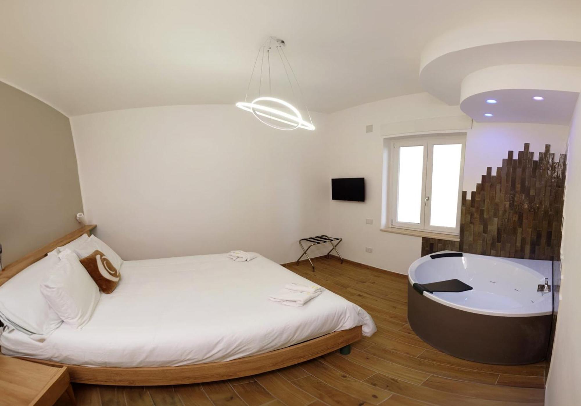 Апартаменты Three Moons Boutique House/Calypso Салерно Экстерьер фото